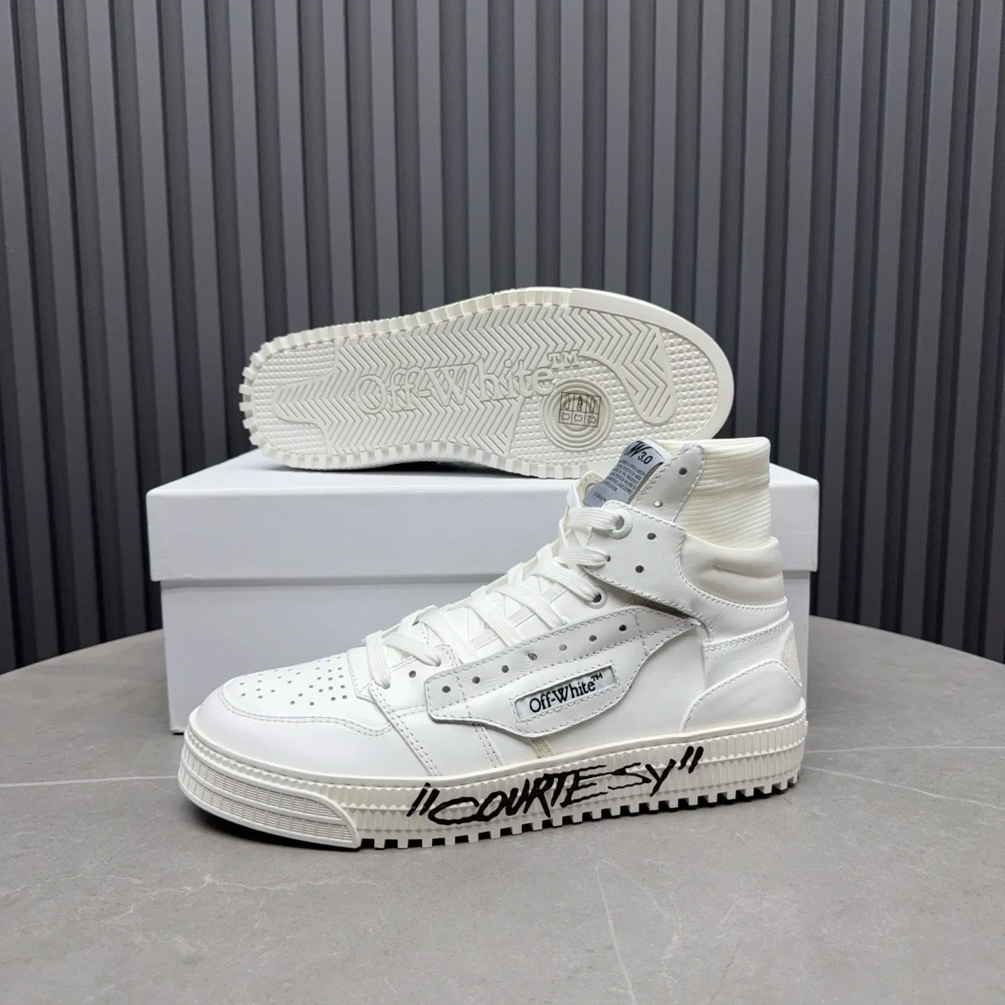 Men's shoes💰740 OFF WHITE ⚡️Couple style⚡️The latest spring style street casual shoes, released with the highest quality version on the market👊Series original mold opening, original lasting, production technology 1:1 original version➰🔜The best choice for more and more celebrities and Internet celebrities🔸In the classics Changes in the code🔸Innovate in the trend🔸Strive to break away from the shackles of bad street design🔝Although he is not the originator of fashion design, he is definitely a shining dark horse in avant-garde design🐴🆙Do not follow the trend🔅Not universal beauty🔅 Fabric💯First-layer cowhide Lining💯Imported skin-friendly and environmentally friendly polyester mesh Foot pads💯Original molded high-elastic environmentally friendly molding pads Midsole💯Made with original last-last technology Outsole💯Rubber outsole Packaging💯Official website synchronizes full set of packaging (brand wrapping paper, brand certificate, brand cloth bag) Code numbers 35-44, 45 46 Customized